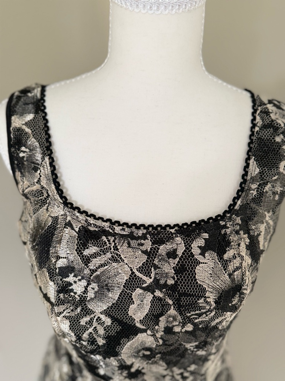 Y2K tank top whimsygoth emo Black and Cream Floral Lace Tank Top Ruffle details - Picture 3 of 9